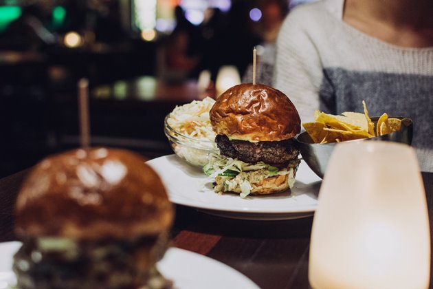 Makan Burger di Malam Hari Apa Resikonya